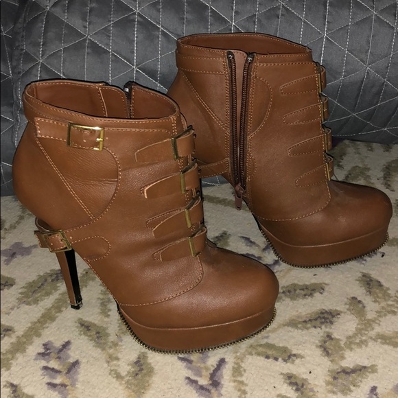 Shoes - Brown heels
